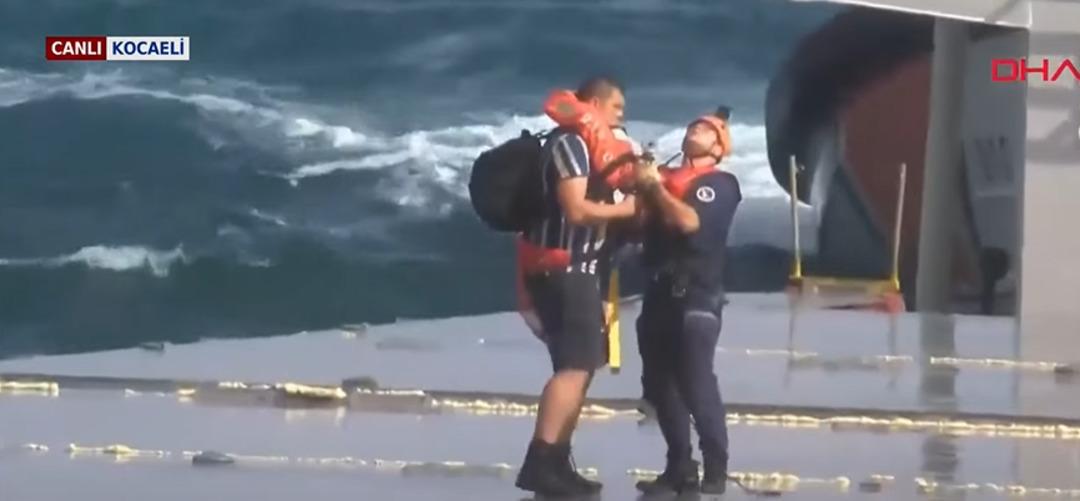 Son dakika | Ukrayna yolcusuydu, Kocaeli’de karaya oturdu! Karaya çarpan kargo gemisinde hareketlilik 5