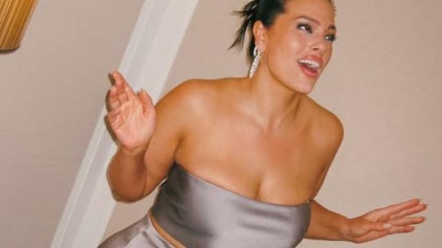 Dünyanın en seksi kadını seçilmişti! Ashley Graham davet tarzıyla yine çok beğenildi 