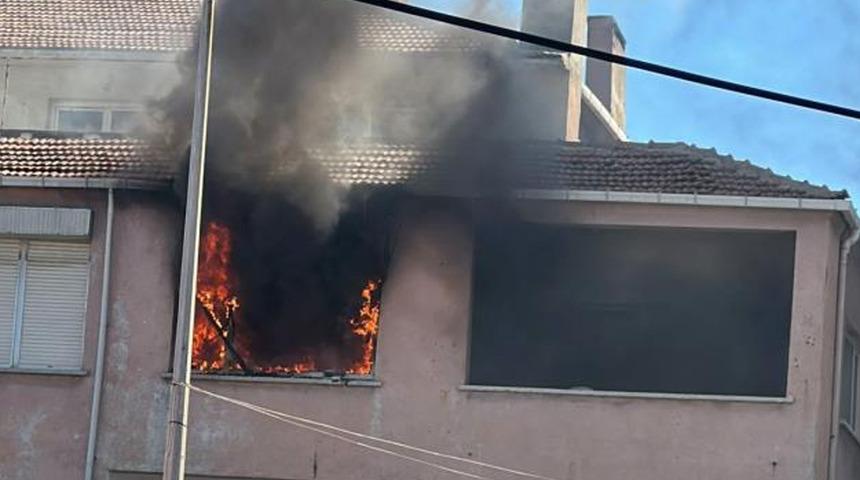 Çanakkale'de yanan ev kullanılamaz hale geldi