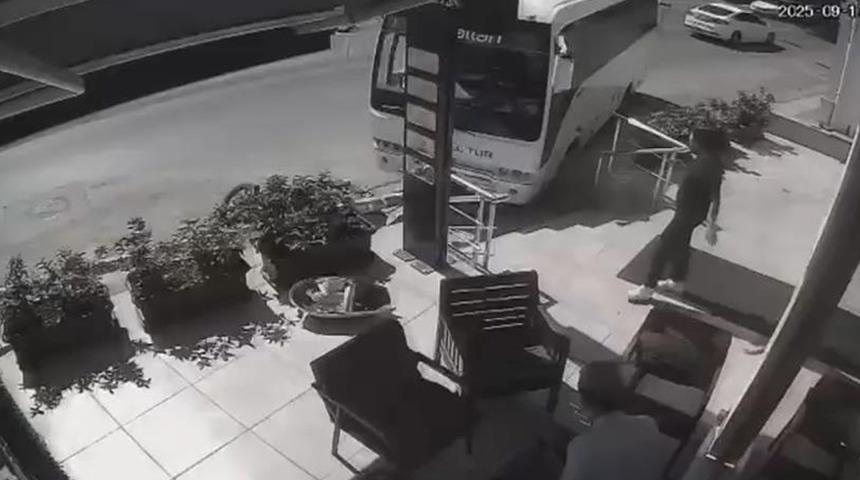 Freni boşalan servis midibüsü direğe çarparak durabildi