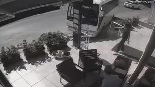 Freni boşalan servis midibüsü direğe çarparak durabildi