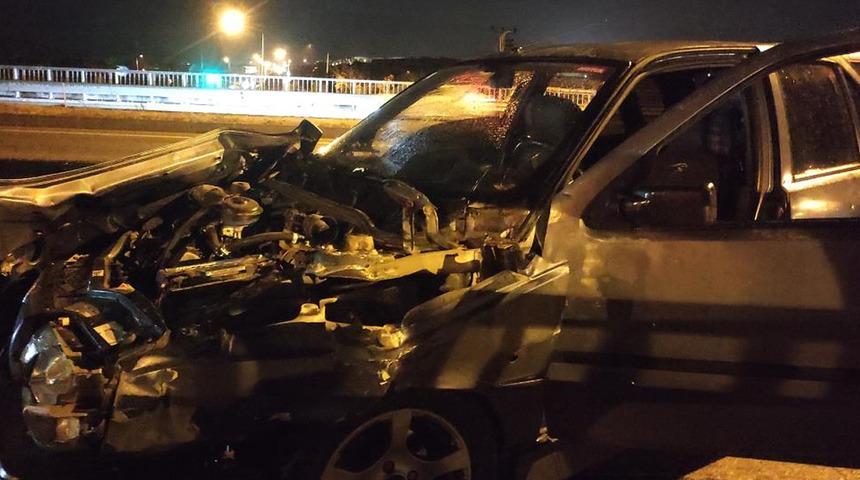 Tekirdağ'da lastiği patlayan otomobil bariyerlere çarptı