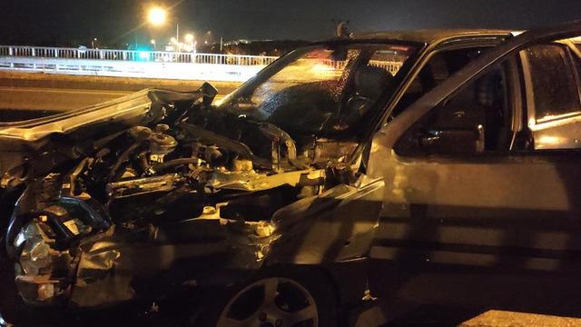 Tekirdağ'da lastiği patlayan otomobil bariyerlere çarptı