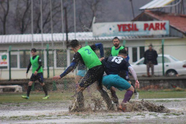 Futbolcular topla değil, saha ile mücadele etti