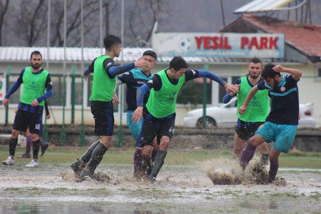 Futbolcular topla değil, saha ile mücadele etti