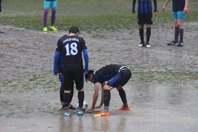 Futbolcular topla değil, saha ile mücadele etti