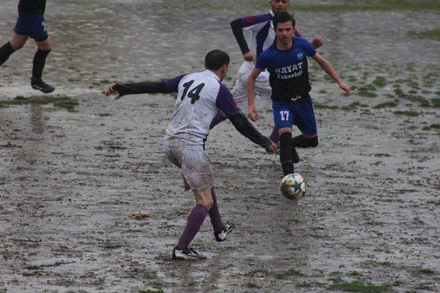 Futbolcular topla değil, saha ile mücadele etti