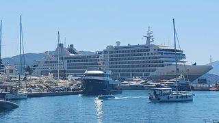 Marmaris Limanı’na iki kruvaziyer gemi demir attı