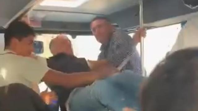 Elazığ’da otobüs şoförü ile yolcunun tekme tokatlı kavgası kamerada