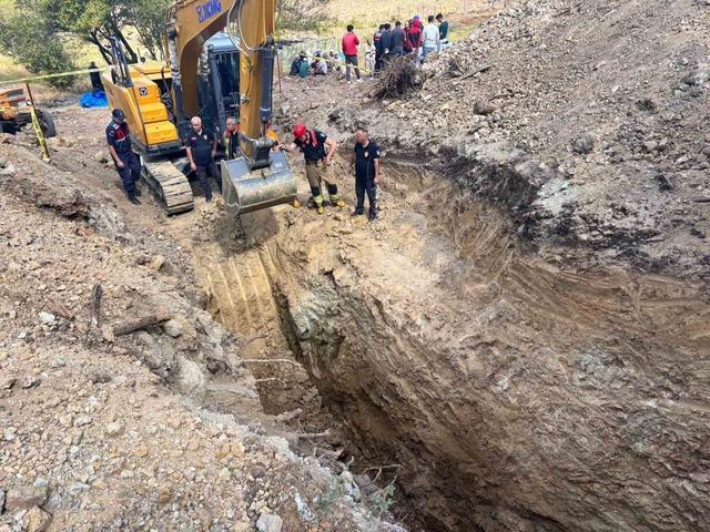 Kuyu açmaya çalışan iki çiftçi toprak altında kalıp vefat etti 3