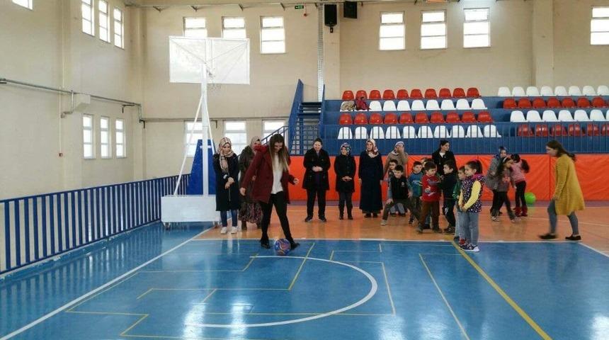 Anaokul &ouml;ğrencilerine &rsquo;Benimle oynarmısın&rsquo; etkinliği