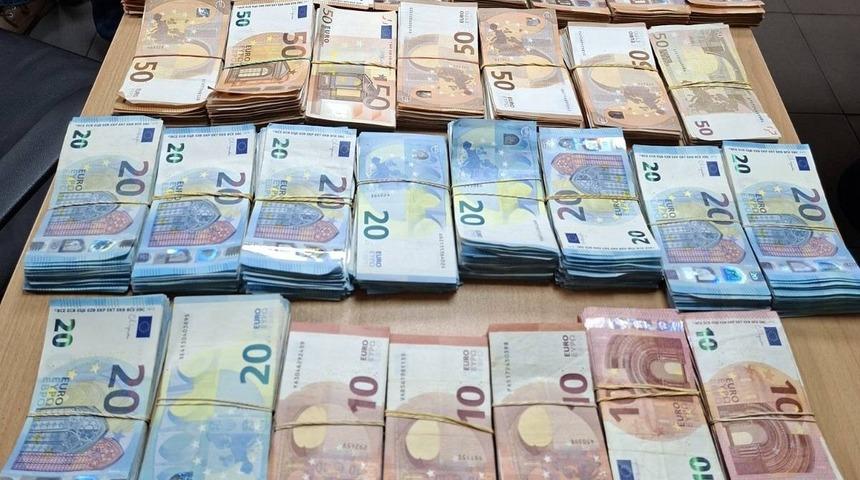 Tır kabininde ele geçirilen 99 bin 970 euro komşuya kaldı