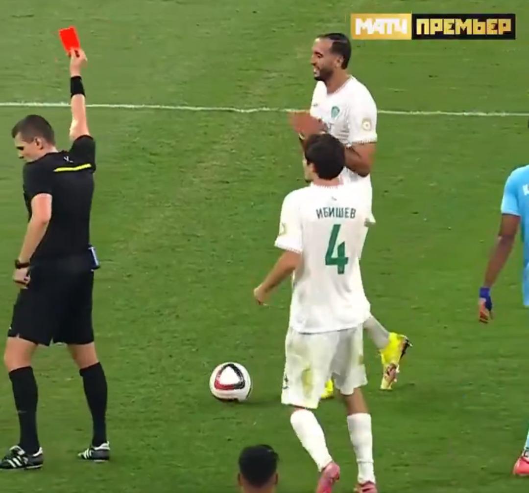 Sonunda bunu da gördük! Rusya da kırmızı kart gören futbolcu formasını taraftara attı... VAR kararı sonrası olanlar oldu... 1