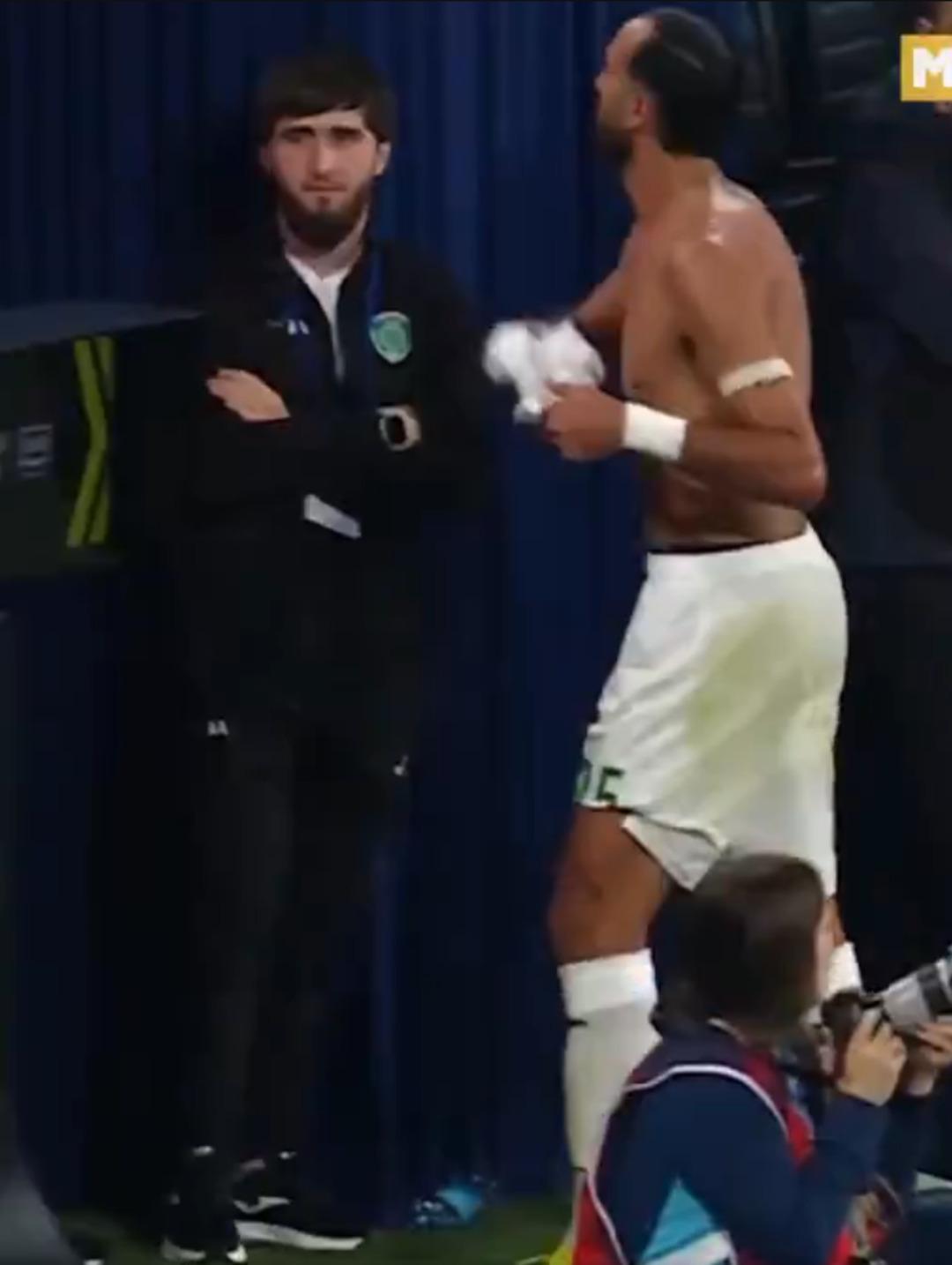 Sonunda bunu da gördük! Rusya da kırmızı kart gören futbolcu formasını taraftara attı... VAR kararı sonrası olanlar oldu... 2