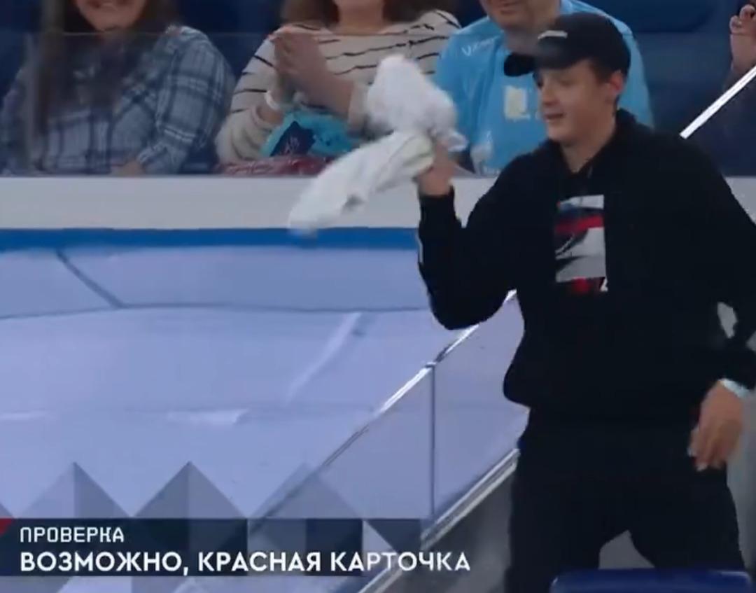 Sonunda bunu da gördük! Rusya da kırmızı kart gören futbolcu formasını taraftara attı... VAR kararı sonrası olanlar oldu... 3