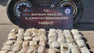 Tırın tekerinde 27 kilo skunk ele geçirildi