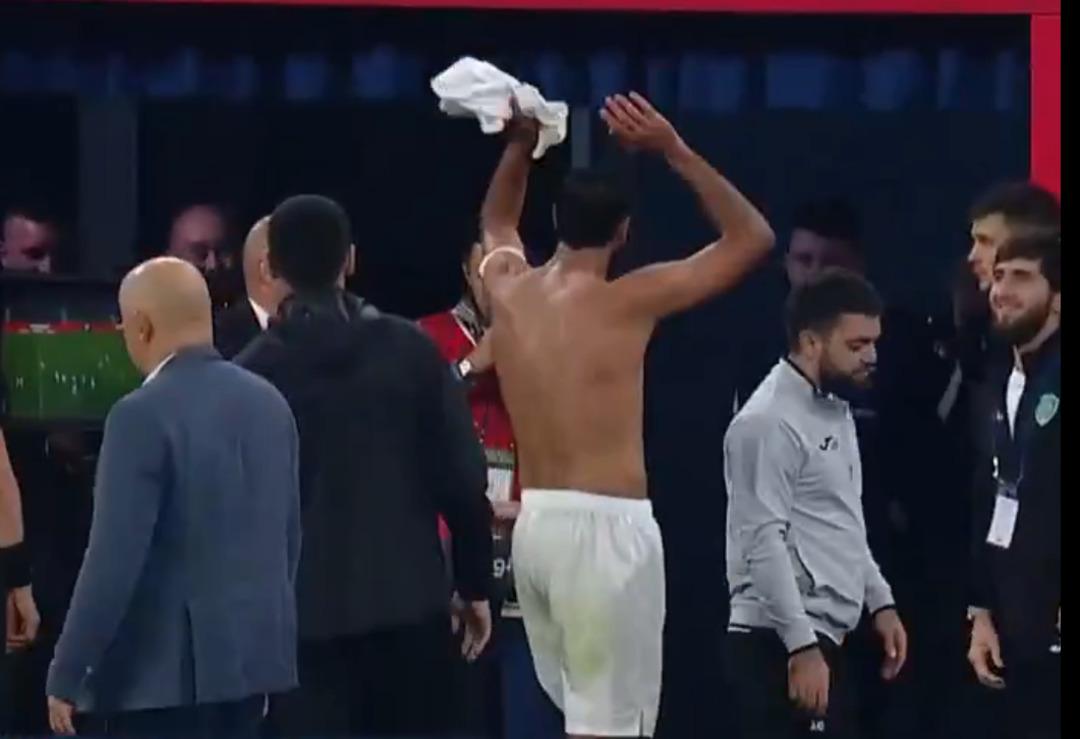 Sonunda bunu da gördük! Rusya da kırmızı kart gören futbolcu formasını taraftara attı... VAR kararı sonrası olanlar oldu... 4