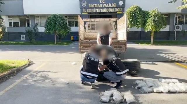 Tırın tekerinde 27 kilo skunk ele geçirildi 1