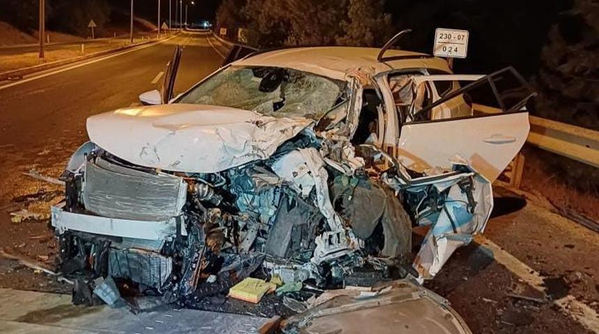 Yolcu otobüsüyle otomobil kafa kafaya çarpıştı: 1 ağır yaralı