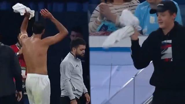 Sonunda bunu da gördük! Rusya'da kırmızı kart gören futbolcu formasını taraftara attı... VAR kararı sonrası olanlar oldu...