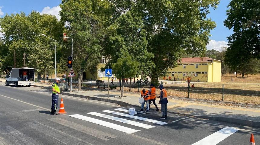 Kırklareli'nde yaya önceliği denetimi: Yaya çizgileri boyandı