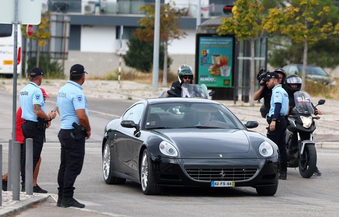 Fenerbahçe den ayrılan Jose Mourinho Benfica ya imzayı attı! Ferrari siyle tesislere giden ünlü hoca sosyal medyada gündem oldu... 2