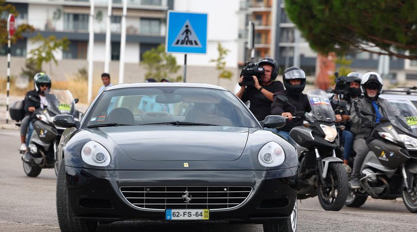 Fenerbahçe'den ayrılan Jose Mourinho Benfica'ya imzayı attı! Ferrari'siyle tesislere giden ünlü hoca sosyal medyada gündem oldu...