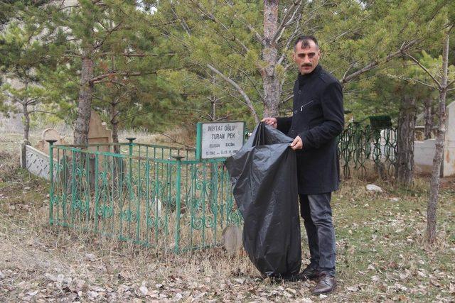 Mezarlığa dadanan sarhoşlar köylüyü canından bezdirdi