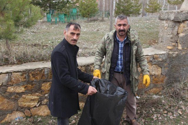 Mezarlığa dadanan sarhoşlar köylüyü canından bezdirdi