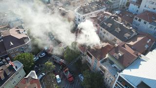Yer: Üsküdar! Çatı yangını yan binaya sıçradı