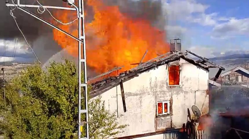 Kastamonu'da yangın! Ev kullanılamaz hale geldi