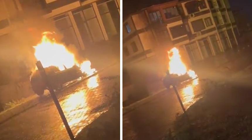 Çaycuma'da otomobil park halindeyken alev aldı