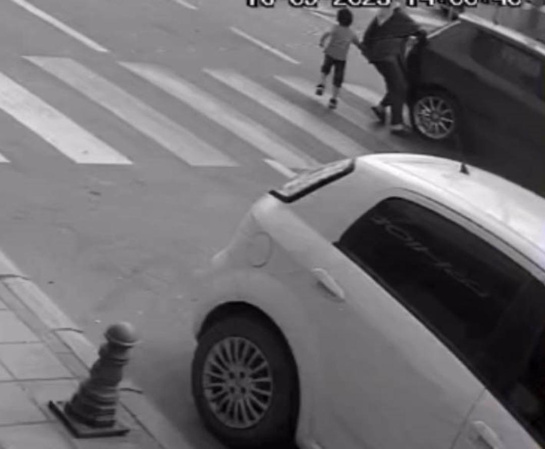 Yaya geçidinde görme engelli kadının ayağının üzerinden otomobil geçti: O anlar kamerada 2