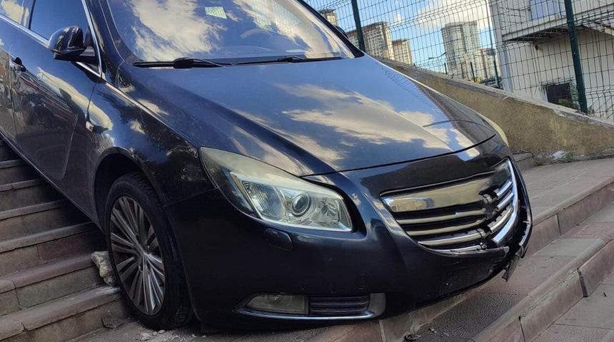 Yer: İstanbul! Fark etmediği merdivenlerde asılı kaldı