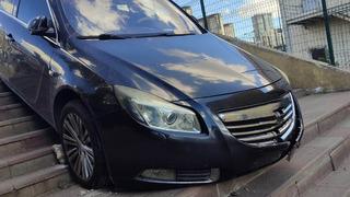 Yer: İstanbul! Fark etmediği merdivenlerde asılı kaldı