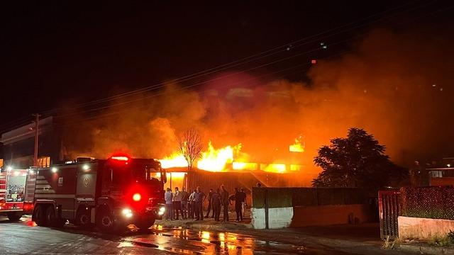 İzmir’de mobilya fabrikasında yangın