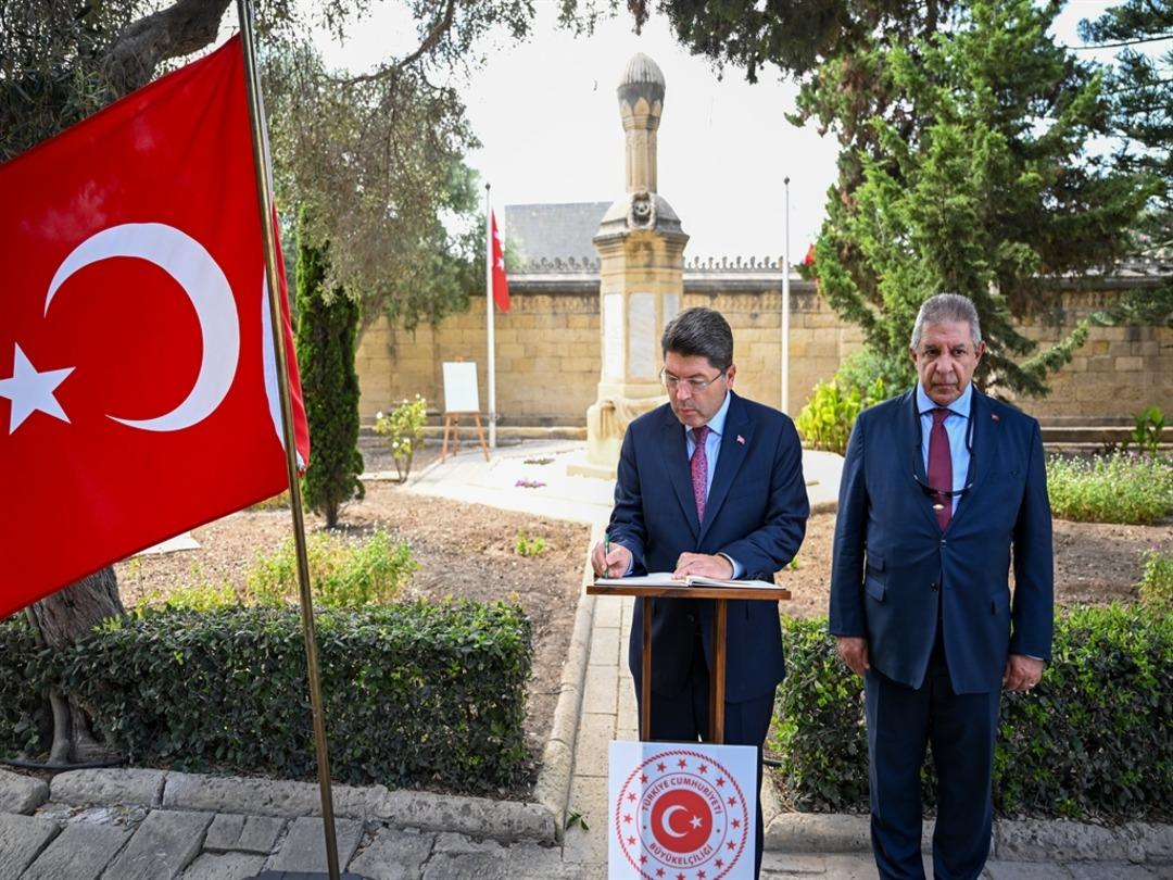 Adalet Bakanı Tunç, Malta Türk Şehitliği ni ziyaret etti 1