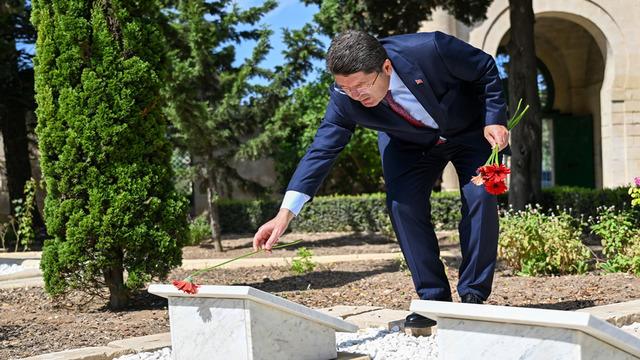 Adalet Bakanı Tunç, Malta Türk Şehitliği'ni ziyaret etti