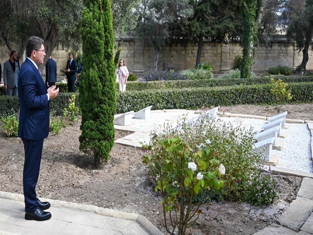 Adalet Bakanı Tunç, Malta Türk Şehitliği ni ziyaret etti 2