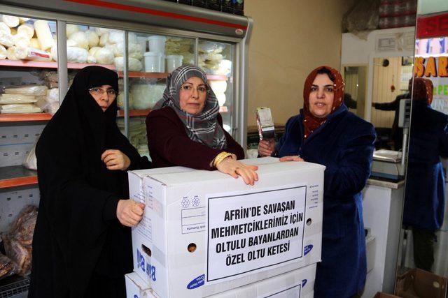 Oltulu kadınlar asker ve polisler için yaptığı keteleri götürüyor