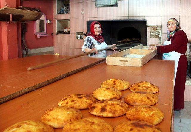 Oltulu kadınlar asker ve polisler için yaptığı keteleri götürüyor