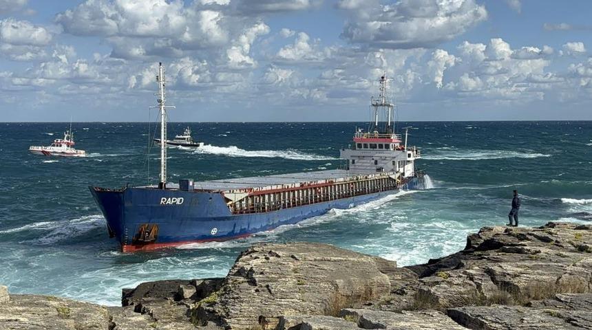 Kocaeli’de kargo gemisi karaya oturdu