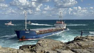 Kocaeli’de kargo gemisi karaya oturdu