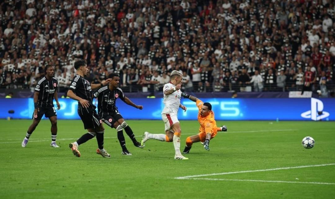 Galatasaray Şampiyonlar Ligi ilk maçında Frankfurt a 5-1 mağlup oldu! Almanya da kabus gibi gece... 6