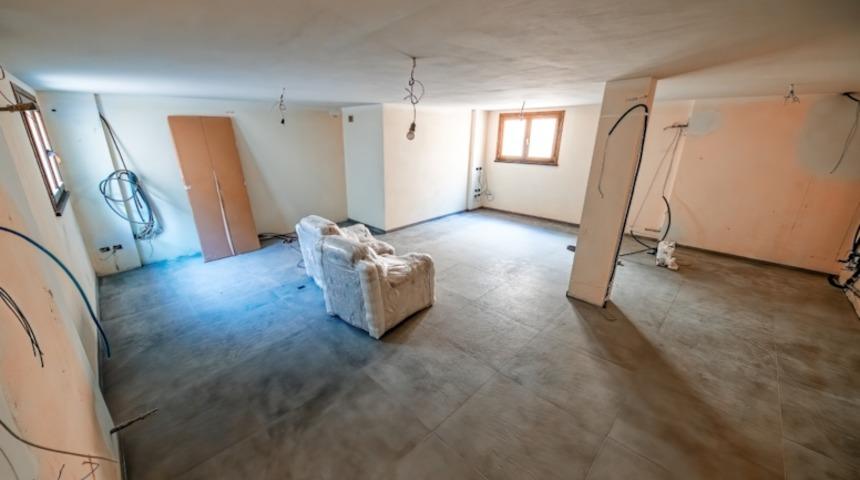 Yeni evlerine tadilat yapıyorlardı! Duvarı sökünce şaşkına uğradılar! Bakın ne çıktı