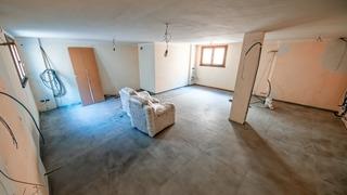 Yeni evlerine tadilat yapıyorlardı! Duvarı sökünce şaşkına uğradılar! Bakın ne çıktı