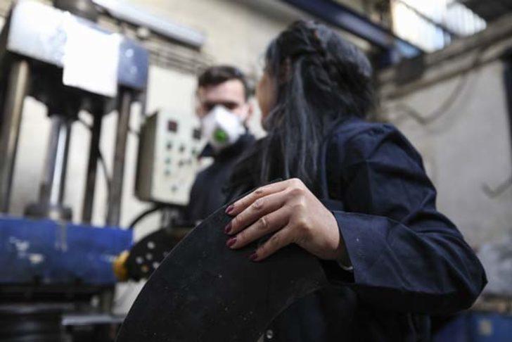 Kauçuk atölyesinde kırmızı ojeli patron G1