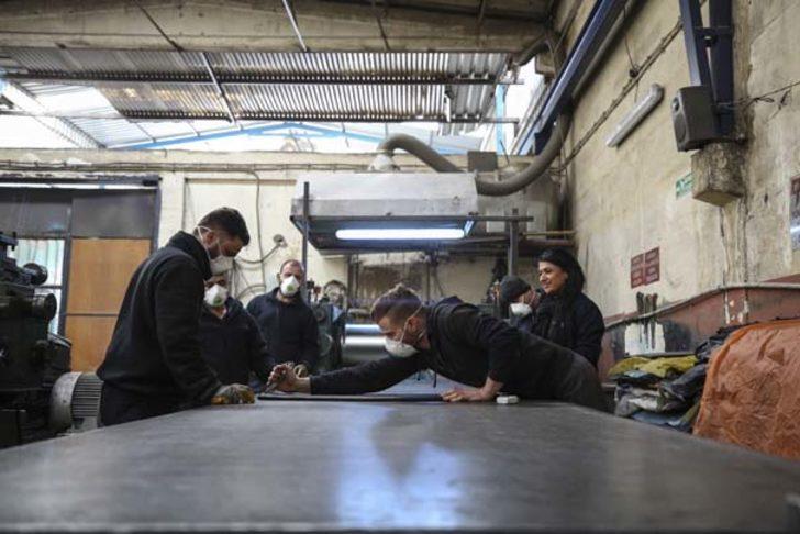 Kauçuk atölyesinde kırmızı ojeli patron G2