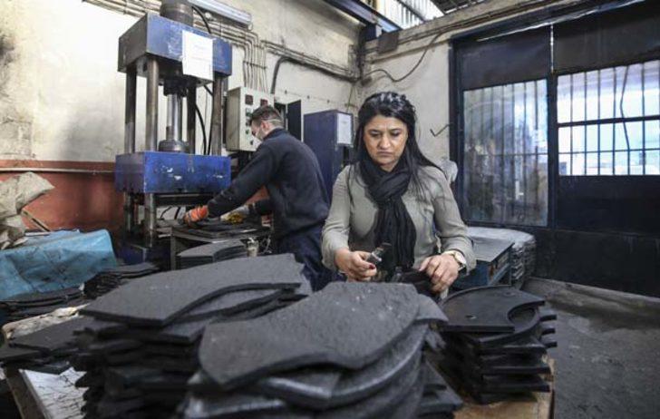 Kauçuk atölyesinde kırmızı ojeli patron G3