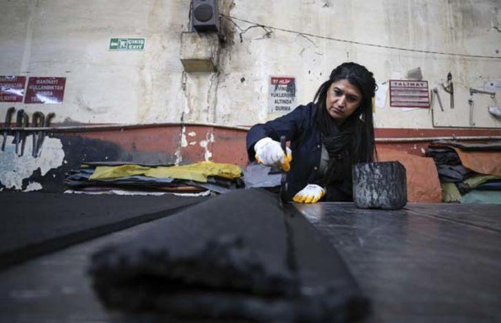 Kauçuk atölyesinde kırmızı ojeli patron G5